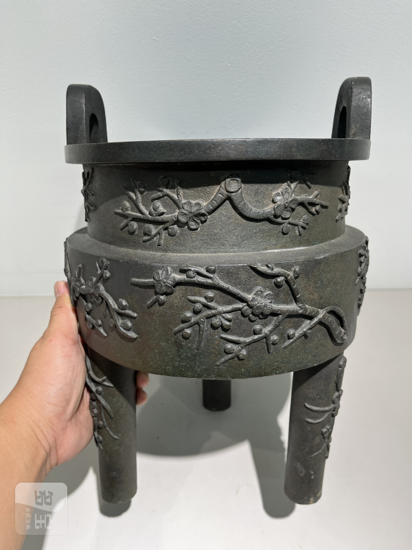 明 高浮雕梅枝纹冲天耳鼎式炉 - 图7